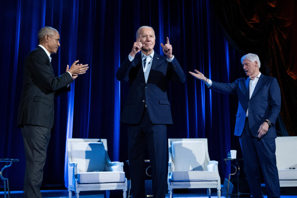 Joe Biden lässt sich von Barack Obama und Bill Clinton feiern (Bild: Brendan Smialowski / AFP)