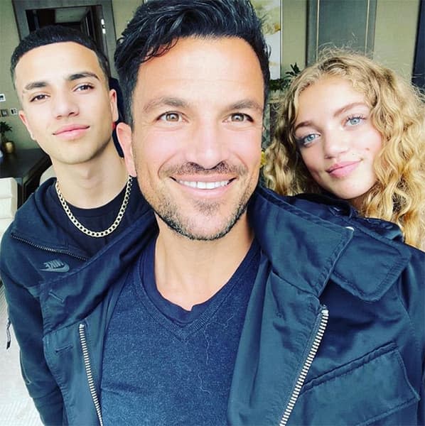 peter-andre-family-selfie