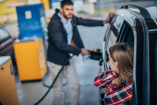 Comment la hausse des prix du carburant a changé les habitudes de ces Français (Photo d'illustration: un homme faisant le plein de sa voiture. South_agency via Getty Images) (Photo: South_agency via Getty Images)