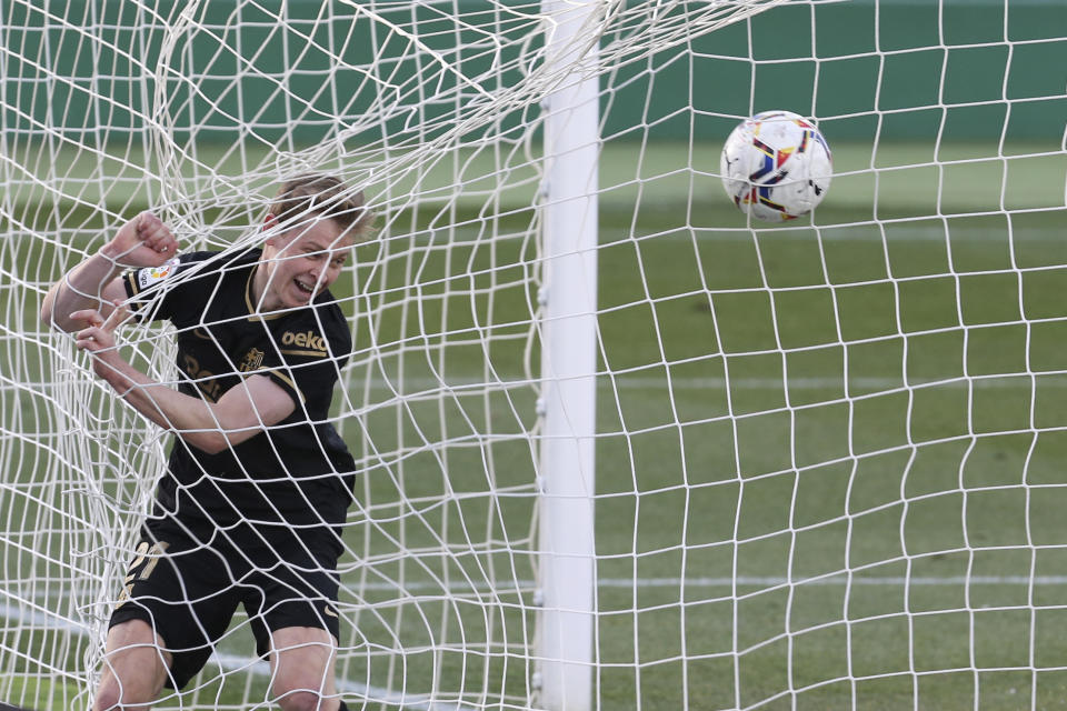 Frenkie de Jong festeja tras marcar el primer gol del Barcelona en la victoria 2-0 ante Elche por La Liga española, el domingo 24 de enero de 2021, en Elche. (AP Foto/Alberto Saiz)