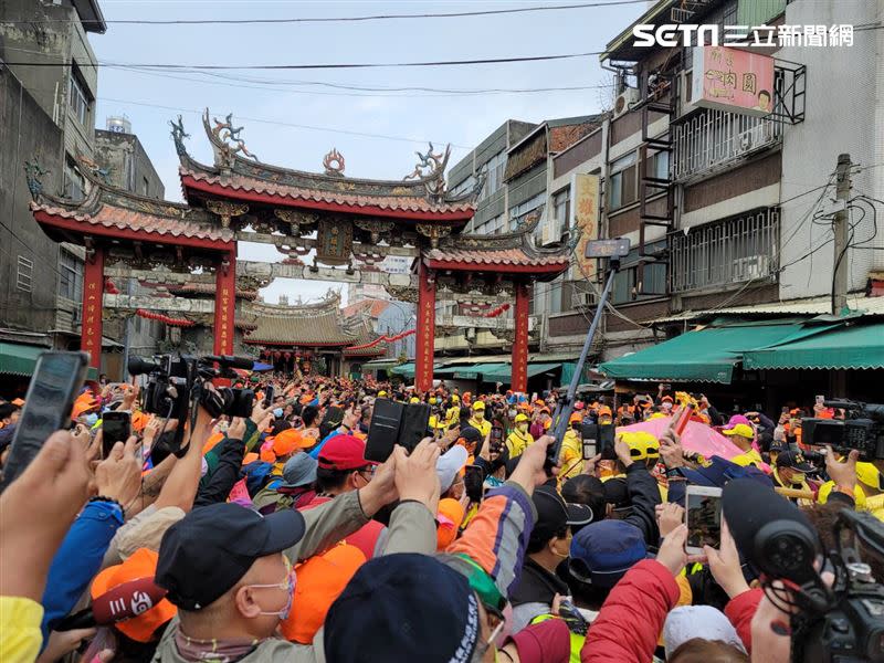 白沙屯媽祖14上午在彰化南瑤宮，大批信眾簇擁。（圖／記者游定剛拍攝）