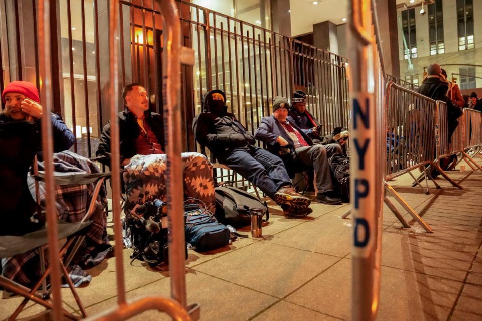 Se forma una fila para acceder a la corte fuera del Tribunal Penal de Manhattan durante la noche (Copyright 2023 The Associated Press. Todos los derechos reservados).