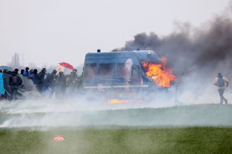 Foto del sábado de una manifestación contra planes de construcción de embaleses en Sainte-Soline, Francia