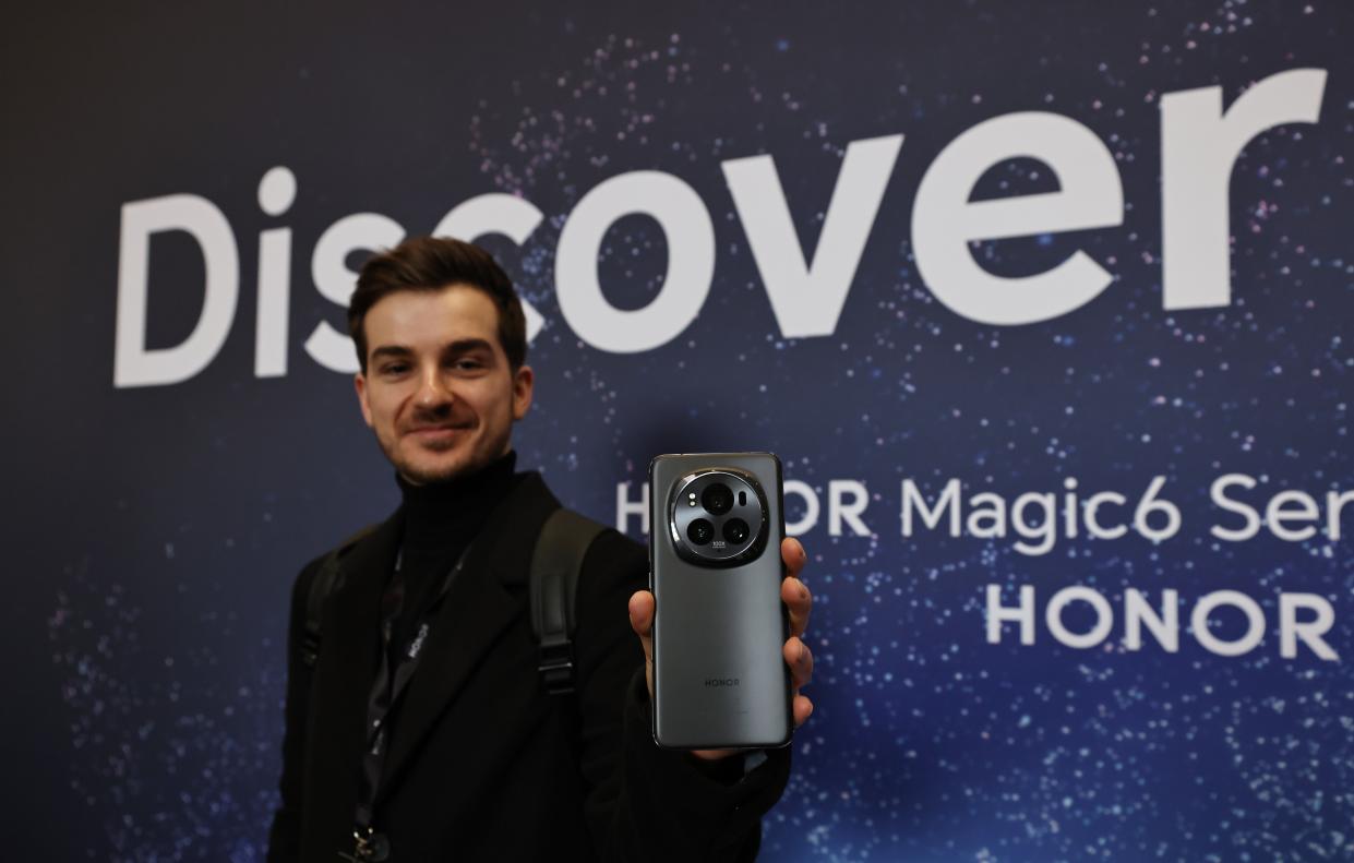 Un visitante muestra un nuevo producto de HONOR tras el evento de lanzamiento mundial de HONOR en Barcelona, España, 25 de febrero de 2024. HONOR lanzó su Serie Magic6, su Serie Magic V2 y su MagicBook Pro 16. (Gao Jing/Xinhua vía Getty Images)