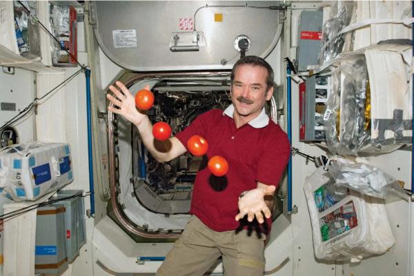 Chris Hadfield haciendo malabares con tomates (Imagen: NASA)