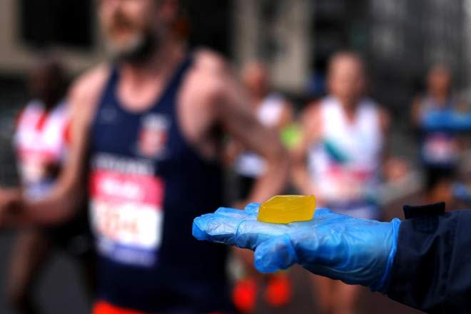 Die Ooho!-Kapseln wurden an die Teilnehmer des London Marathons verteilt (Bild: Lucozade Sport)