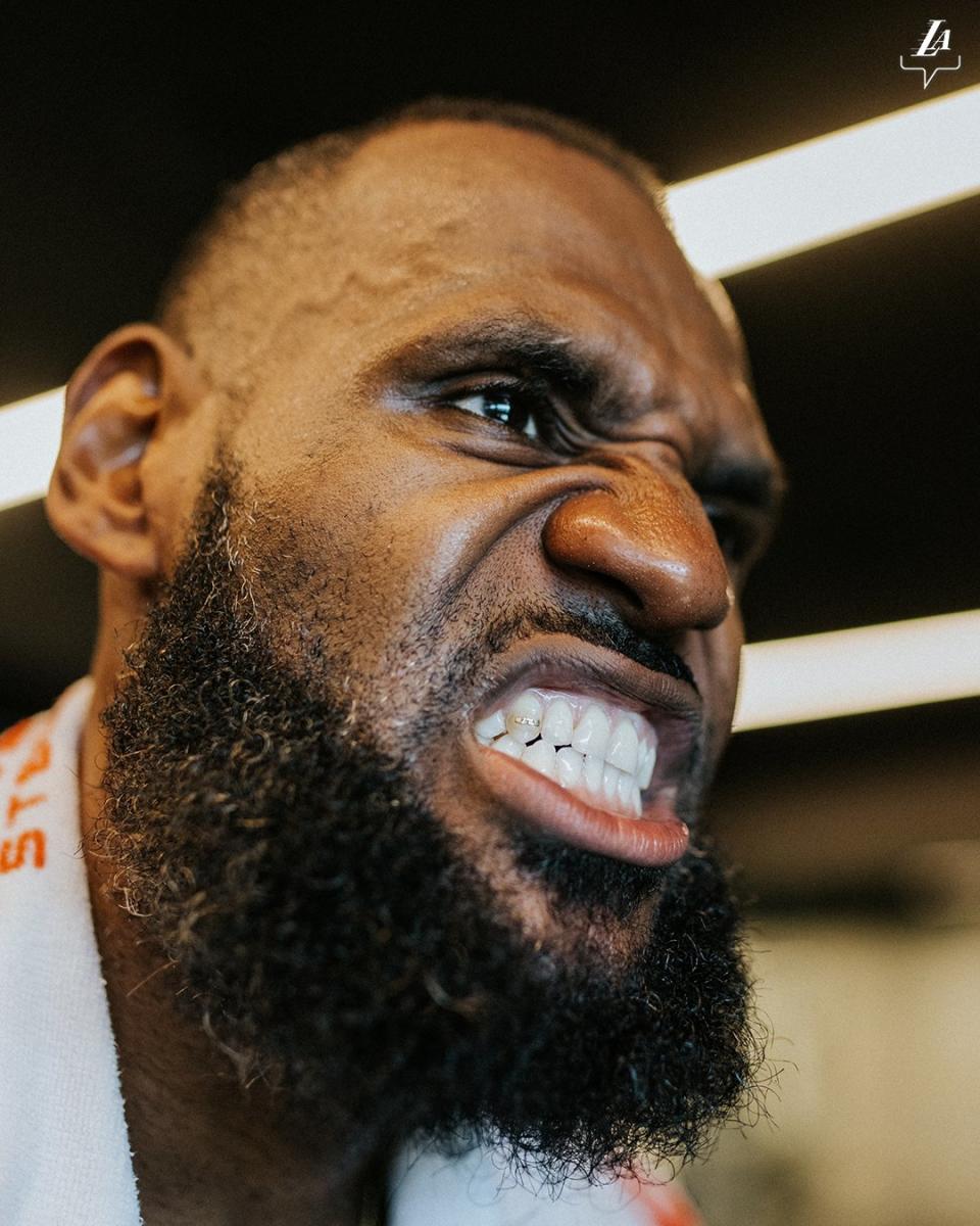 LeBron James 在牙齒上鑲上黃金 Logo。自湖人推特