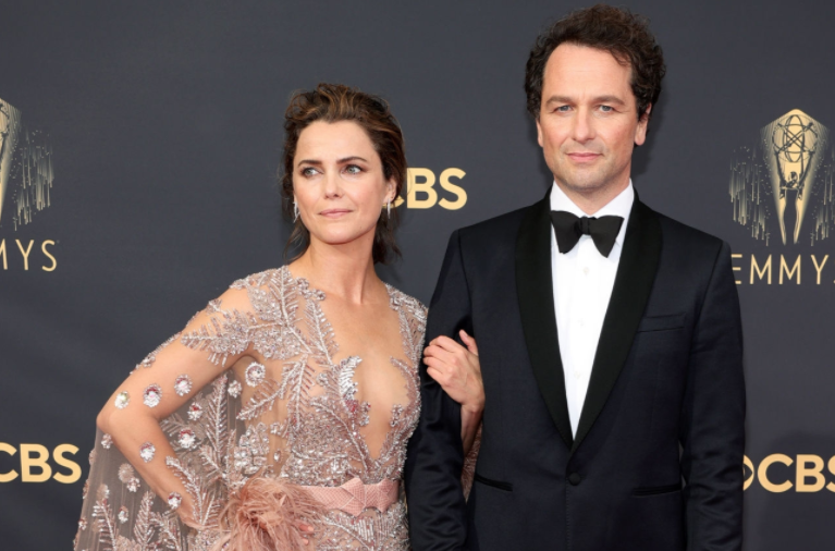 A close up of Keri Russell and Matthew Rhys