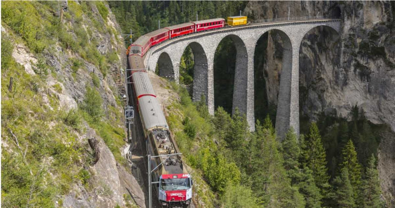 冰河列車沿路行駛穿梭在阿爾卑斯山脈群，海拔的高低落差，窗外景色有如上地理課般精采。