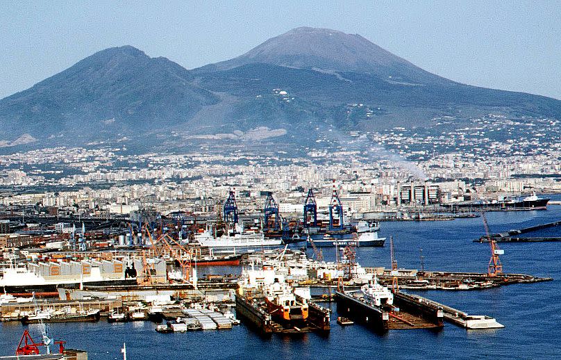 El volcán Vesubio visto desde la bahía de Nápoles