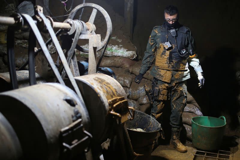 Foto de archivo. Un policía inspecciona un sitio subterráneo donde se procesa material mineral extraído de las minas de oro ilegales, en Buriticá