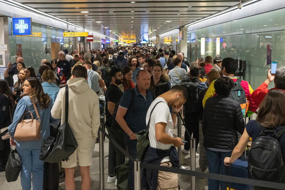 Travelers wait in a long queue to pass through the security check at Heathrow in London, on June 1, 2022.<span class="copyright">Carl Court—Getty Images</span>