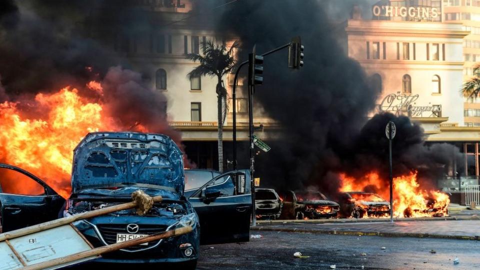 Varios carros en llamas en las afueras del hotel O'Higgins.