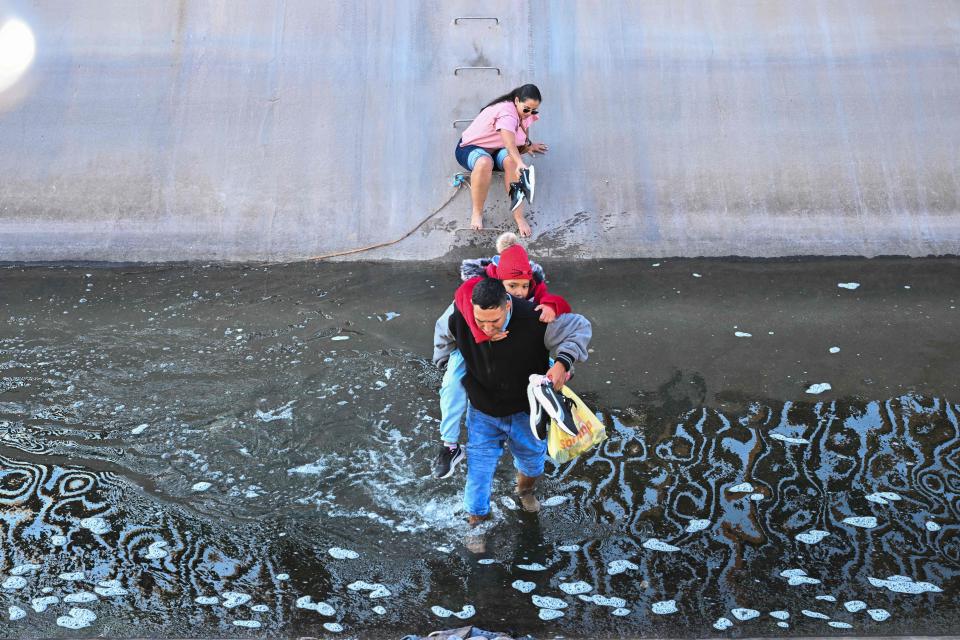 December 19, 2022: A family of migrants from Columbia makes their way through a water canal after crossing under a hole in the US-Mexico border wall in El Paso, Texas. - The US Supreme Court halted Monday the imminent removal of a key policy used since the administration of President Donald Trump to block migrants at the southwest border, amid worries over a surge in undocumented immigrants.

An order signed by Chief Justice John Roberts placed a stay on the removal planned for Wednesday of Title 42, which allowed the government to use Covid-19 safety protocols to block the entry of millions of migrants summarily.