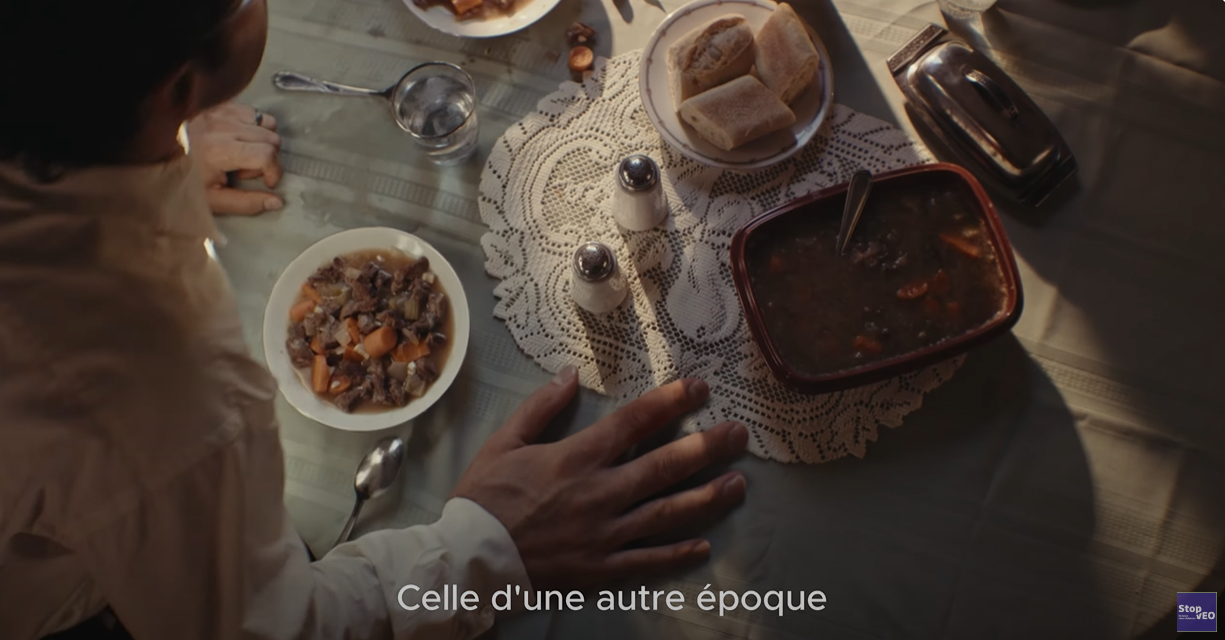 Le spot met en scène des générations de pères qui se succèdent et se lèguent, les uns après les autres, une main droite disproportionnée.