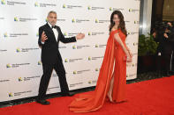 <p><a href="https://es.vida-estilo.yahoo.com/amal-george-clooney-pareja-cine-enamora-estilo-142113741.html" data-ylk="slk:George y Amal Clooney;elm:context_link;itc:0;sec:content-canvas;outcm:mb_qualified_link;_E:mb_qualified_link;ct:story;" class="link  yahoo-link">George y Amal Clooney</a> son una de esas parejas de cine que enamoran con su estilo. Así lo demostraron el 3 de diciembre de 2022 cuando asistieron a la cena previa de los Kennedy Center Honors, celebrada en la Casa Blanca. Mientras que el actor se decantó por un clásico y elegante esmoquin negro con pajarita, su mujer deslumbró llevando un Valentino con escote Bardot que contaba con una glamurosa capa que el propio intérprete se encargó de colocar cuidadosamente cuando su mujer posó en el <em>photocall</em>. (Foto: Kevin Wolf / AP Photo)</p> 