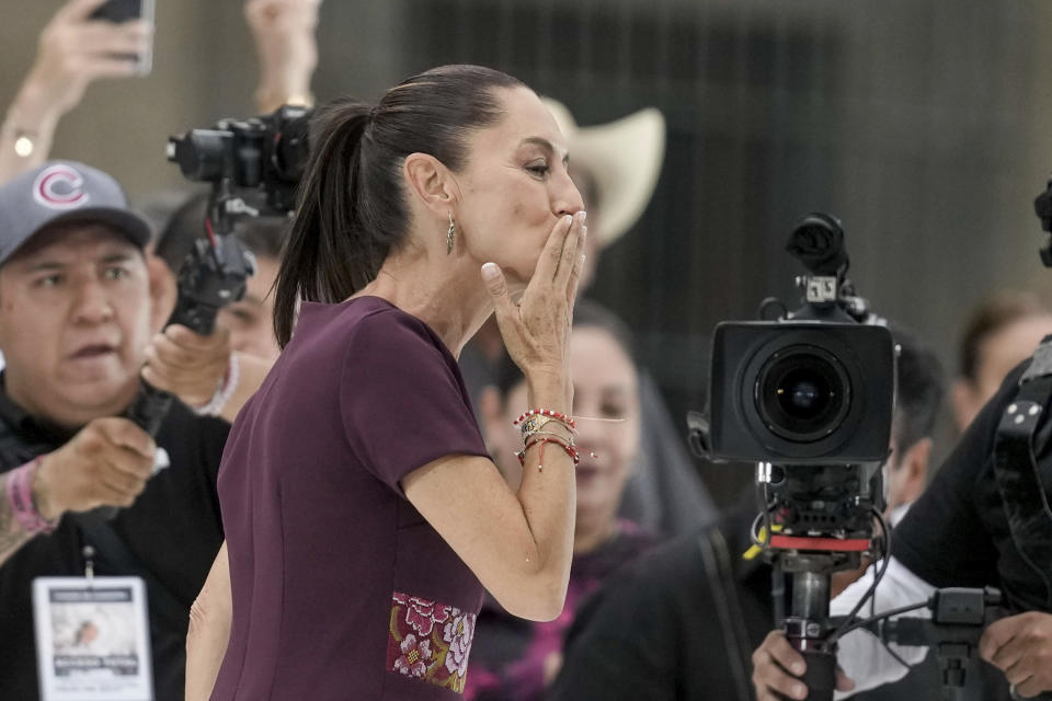 La candidata presidencial oficialista Claudia Sheinbaum lanza un beso a sus seguidores desde el escenario en el acto de cierre de campaña en la plaza del Zócalo en Ciudad de México, el miércoles 29 de mayo de 2024. (AP Foto/Eduardo Verdugo)