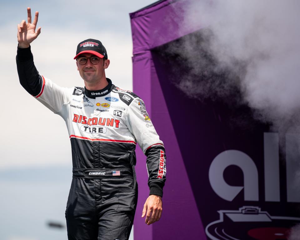 2024 年 6 月 30 日星期日，纳斯卡杯系列赛赛车手奥斯汀·辛德里克 (Austin Cindric) 在田纳西州黎巴嫩纳什维尔超级赛道举行的 Ally 400 比赛前亮相。