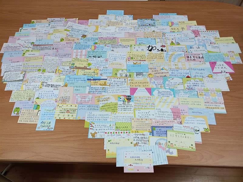 新社高中師生寫祝福卡片，替受傷的19歲吳姓高中生祈福集氣。(圖／新社高中提供)