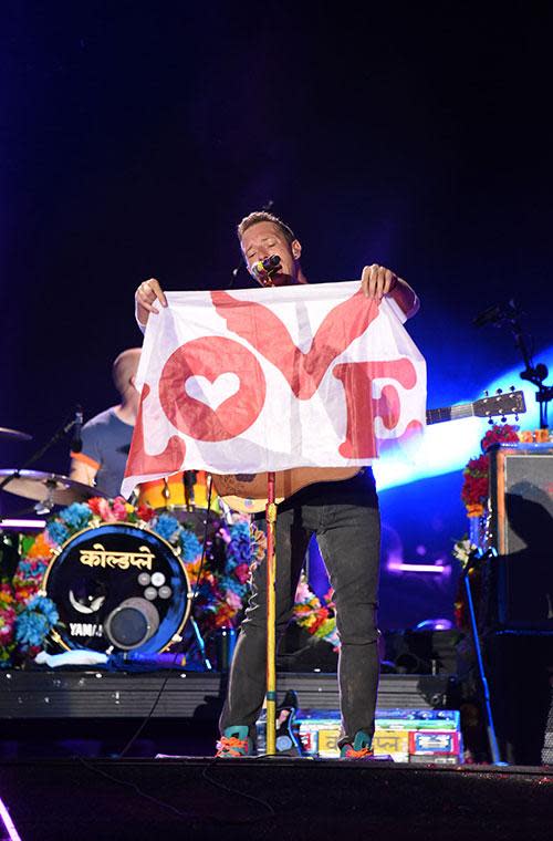 Chris Martin sung the Oasis hit, 'Don't Look Back In Anger.'