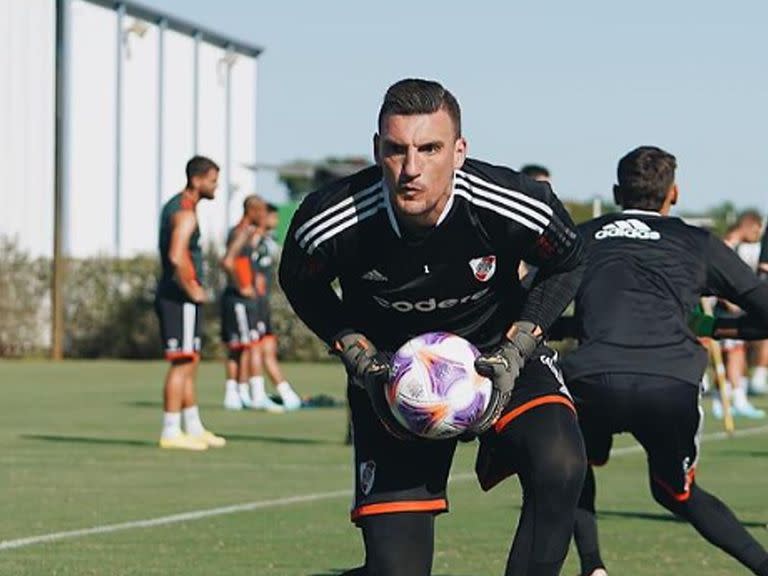 Franco Armani, en un entrenamiento: River sufre en defensa como no solía hacerlo en el ciclo Demichelis