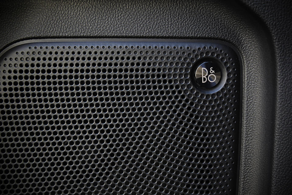 B&O環艙音響系統具備含重低音在內的十支揚聲器，帶來更上層樓的聽覺體驗。