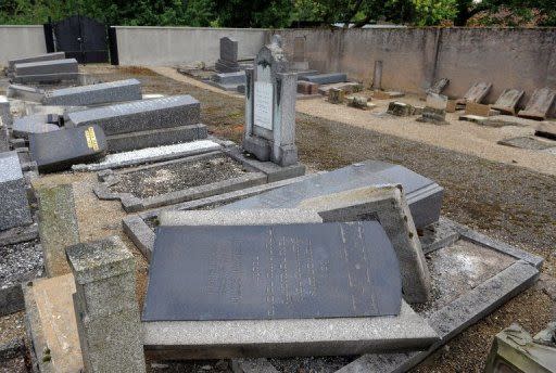 Des tombes avaient déjà été profanées en juillet 2012 dans le cimetière juif de Wolfisheim, près de Strasbourg.