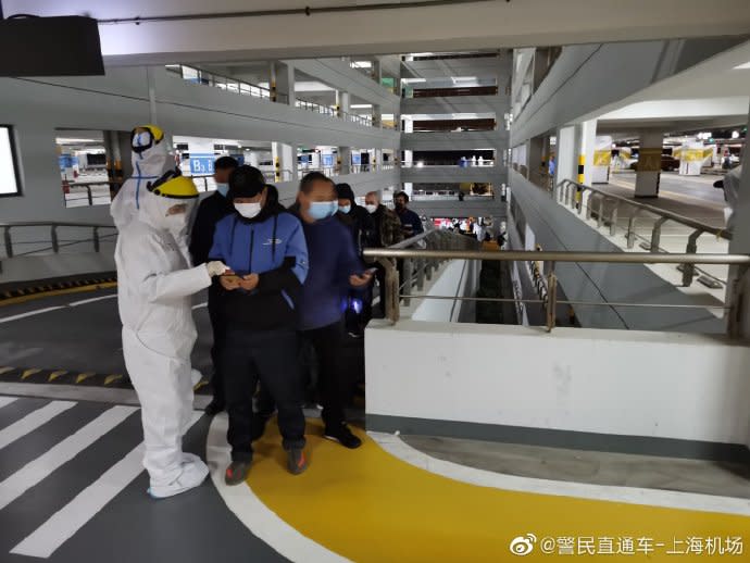 中國上海浦東機場貨運站又再新增1例本土病例，已是該處連續第4天出現本土病例。圖為浦東機場22日連夜進行核酸檢測，人數超過1.6萬人，場面一度混亂。   圖：翻攝上海市政府新聞辦公室官方微博