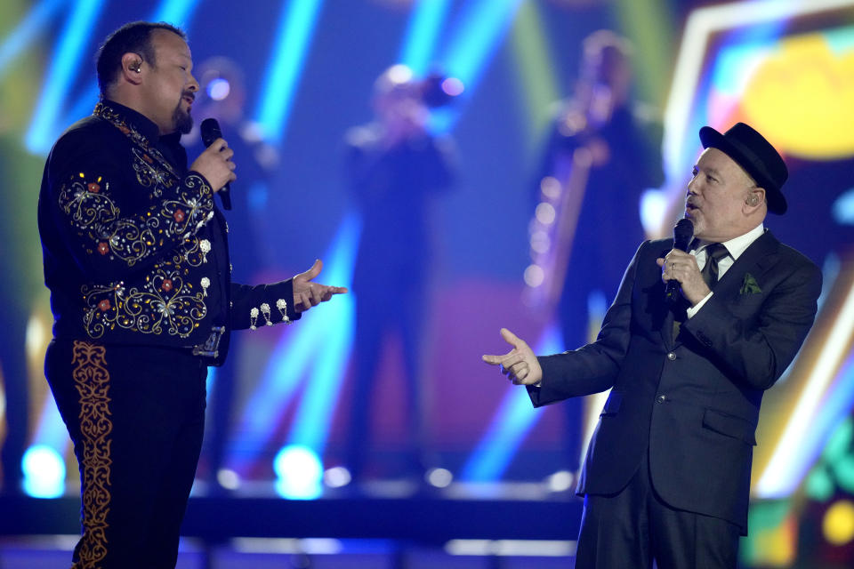 Pepe Aguilar, izquierda, y Rubén Blades durante su presentación en los Latin American Music Awards el jueves 20 de abril de 2023 en la arena MGM Grand Garden en Las Vegas. (Foto AP/John Locher)