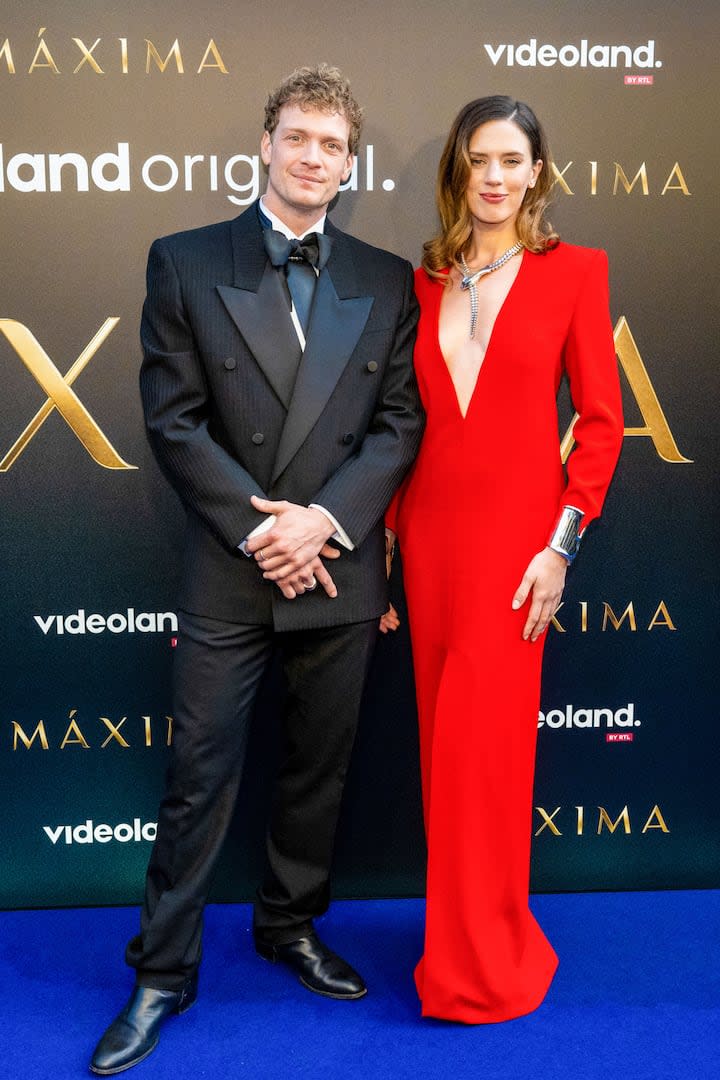 Delfina Chaves, en la alfombra roja del teatro Tuschinski en Ámsterdam para el estreno de Máxima, junto a su coprotagonista -y novio-, Martijn Lakemeier