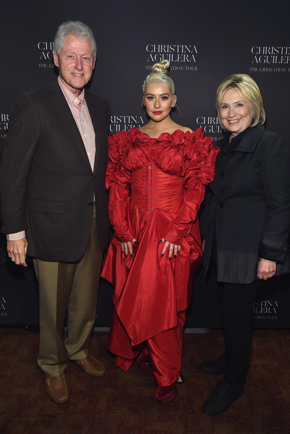 Another backstage shot of the Clintons and Aguilera at Radio City Music Hall. (Photo: Kevin Mazur/Getty Images for Live Nation)