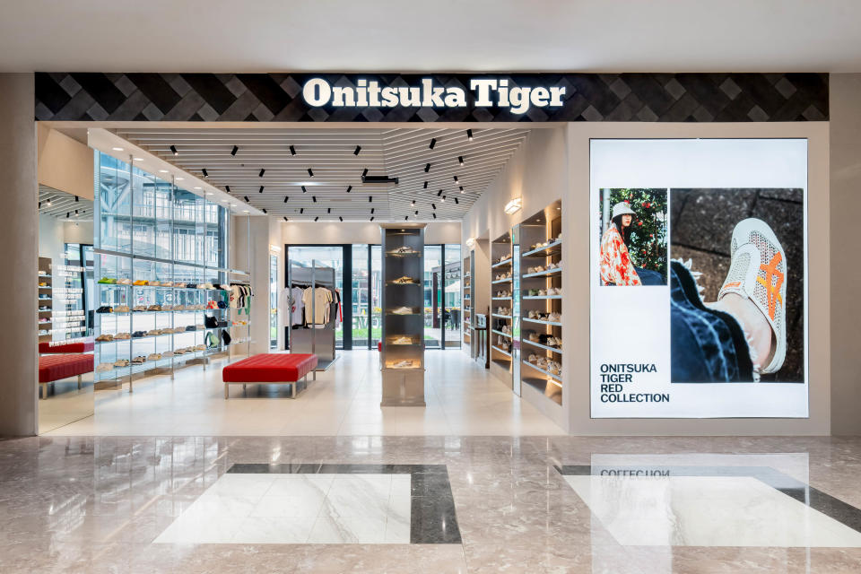 Onitsuka Tiger鬼塚虎新竹SOGO專門店與日本同步，以黑、白、紅及透明的材質貫穿整個空間。圖片來源：Onitsuka Tiger