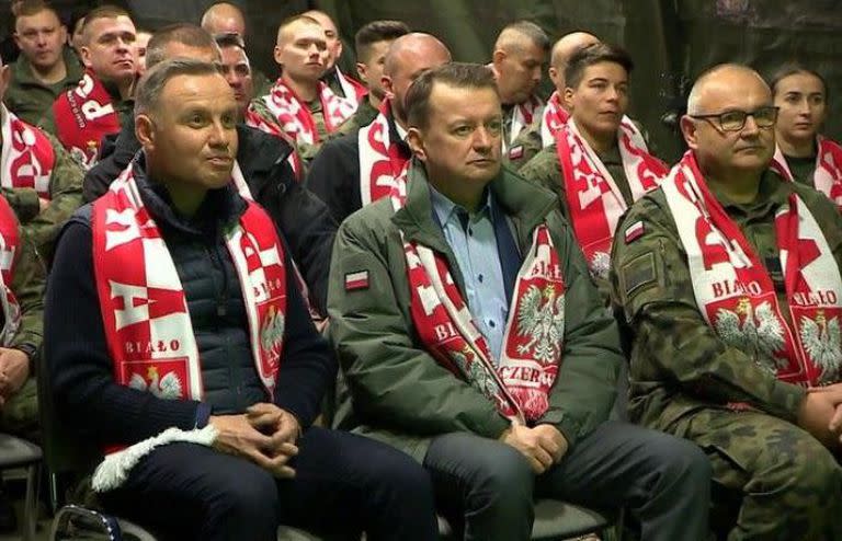 Andrej Duda vio el primer partido del Mundial en Polonia junto a soldados de su país