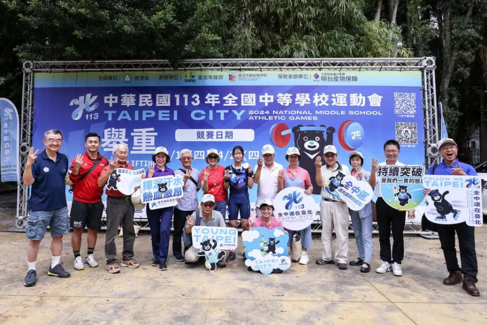 臺南市東山旅北同鄉會發動老學長加油團為東原國中選手加油。臺北市政府教育局提供