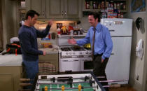 Puede que el apartamento de Joey (Matt LeBlanc) y Chandler (Matthew Perry) no sea grande ni lujoso, pero cuenta con un futbolín y unas butacas para ver la televisión que tienen pinta de ser muy cómodas. Además, siendo la casa de Joey tiene que haber comida suficiente para aguantar toda la cuarentena sin tener que ir al supermercado. (Foto: NBC)