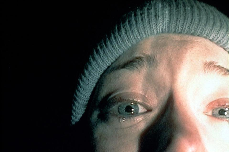 Was war da los 1999, als "Blair Witch Project" die Horrorwelt aus ihren Angeln hob! Viele Menschen trauten sich nach Ansicht nicht mehr in den Wald. Manche glaubten gar, das Material sei echt, weil sie so etwas noch nicht gesehen hatten. Ein paar verwackelte Bilder, eine Handvoll Steinchen und Stöckchen, ein bisschen Geschrei - selten rief ein so minimalistischer Film solches Entsetzen hervor wie "Blair Witch Project". (Bild: Studiocanal)