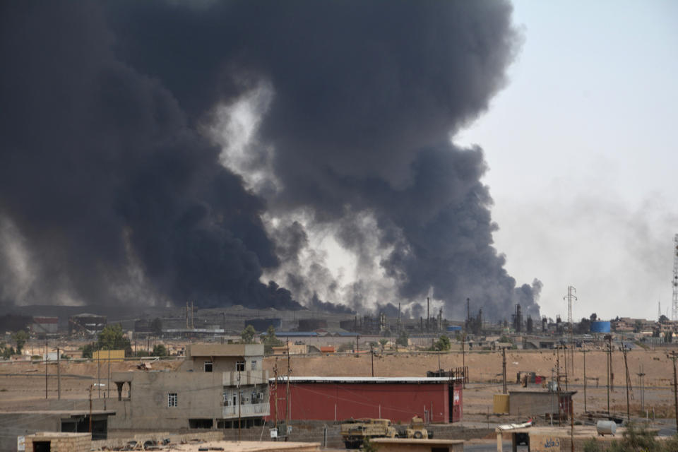 <p>Smoke rises from clashes between Iraqi security forces and Islamic State militants in the town of Qayyara, Iraq Aug. 23, 2016. (Stringer/Reuters) </p>