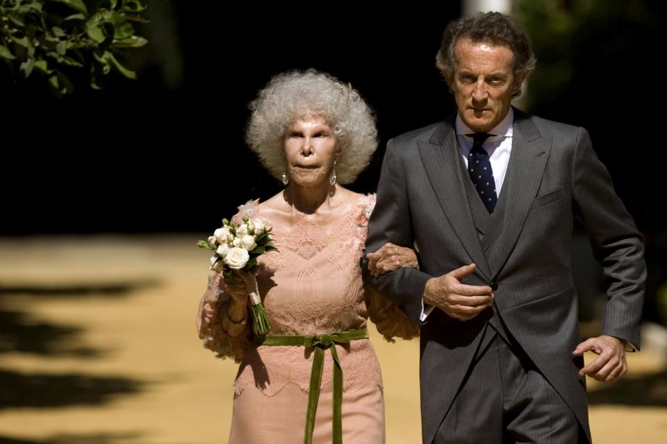 Die Herzogin von Alba mit ihrem dritten Ehemann Alfonso Diez in Sevilla. (Bild: Getty Images)