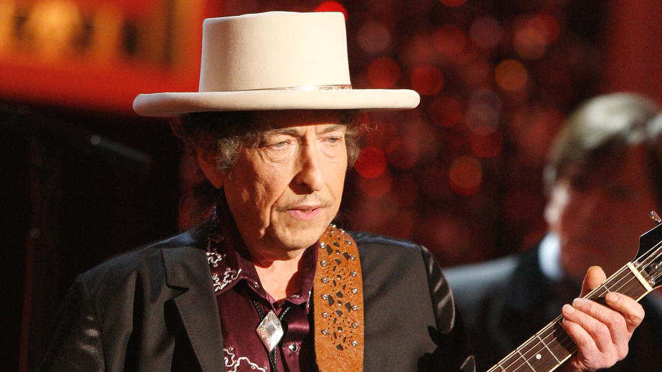 CULVER CITY, CA - JUNE 11:  Musician Bob Dylan Performs onstage during the 37th AFI Life Achievement Award: A Tribute to Michael Douglas at Sony Pictures on June 11, 2009 in Culver City, California.