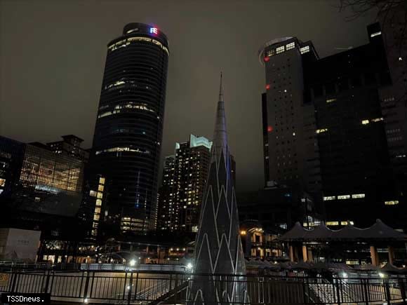 新北市政府第一行政大樓及市民廣場配合關燈一小時。（資料照：新北環保局提供）