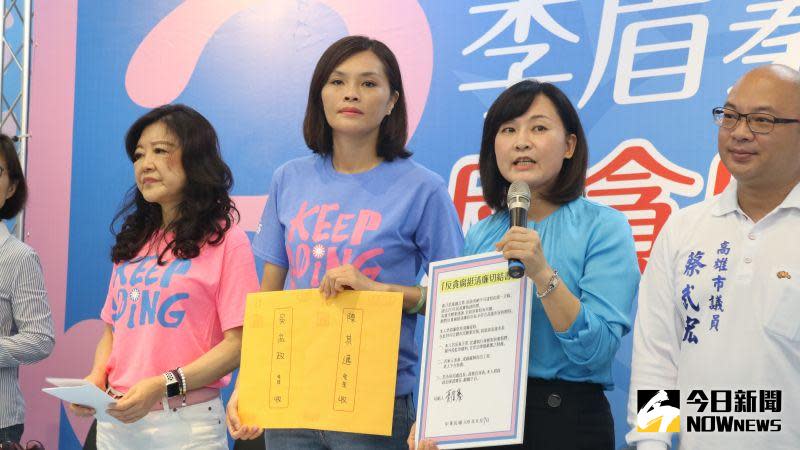 ▲國民黨高雄市長候選人李眉蓁簽署「反貪腐挺清廉切結書」，並會將切結書送至陳其邁、吳益政陣營，請他們簽署。（圖／記者鄭婷襄攝，2020.08.07）