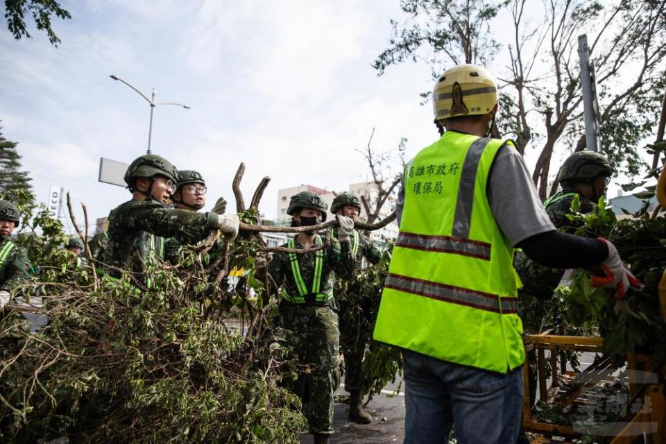 第四作戰區官兵清理傾倒的路樹及掉落物。   圖/軍聞社