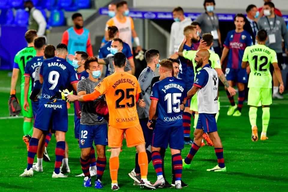 Huesca and Atlético Madrid players at the end of their match.