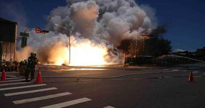 高雄市小港區一處戶外堆積場7日驚傳爆炸起火，據了解，起火物疑為鎂合金。（圖／翻攝照片）