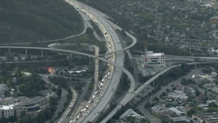 Deadly crash involving big rig causes backups on freeway in Glendale 