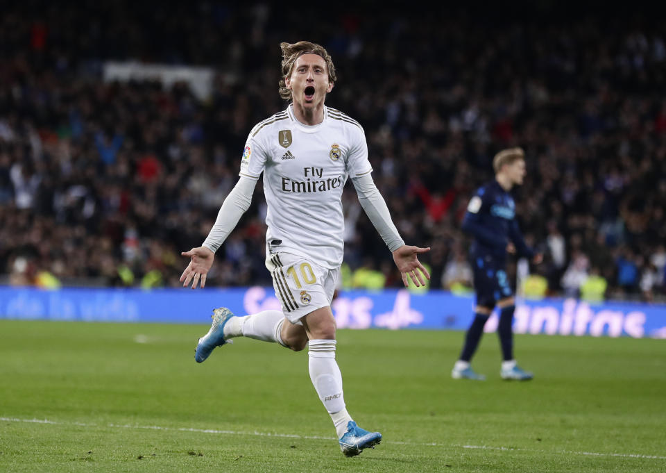 Luka Modric del Real Madrid festeja tras marcar el tercer gol en el partido ante la Real Sociedad por la liga española, el sábado 23 de noviembre de 2019. (AP Foto/Manu Fernández)