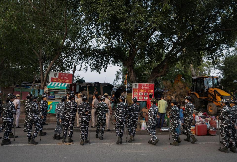 今年5月底的搬遷期限過後，印度政府1日拆除首都新德里的一處貧民窟，並調來安全部隊防止騷亂。路透社