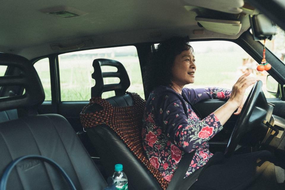 阿蕊花了大半生時間用心為每個客人剪髮，所以她也可以花一天的時間專注開車到彰化。(圖片來源: 《本日公休》電影劇照)