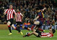 Barcelona's Lionel Messi (R) is challenged by Athletic Bilbao's Oscar De Marcos during their La Liga soccer match at Camp Nou stadium in Barcelona April 20, 2014. REUTERS/Albert Gea