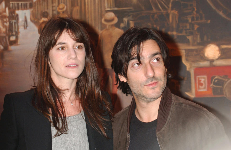 Charlotte Gainsbourg et Yvan Attal à l’avant-première du film « Un long dimanche de fiançailles » en 2004